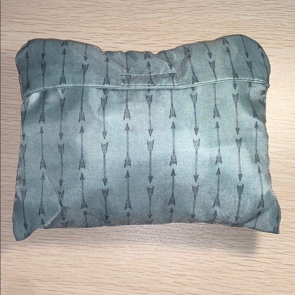 BDG Lightweight Nylon Arrow Print Duffle Bag – Foldable & Travel-Ready - Picture 5 of 6